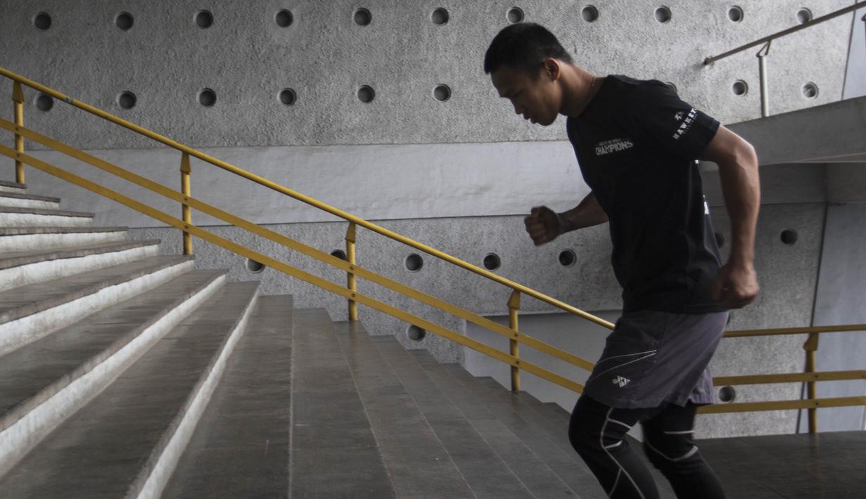 Petinju Indonesia, Daud Yordan atau Cino menaiki dan menuruni tangga di Gelora Bung Karno. (Bola.com/Vitalis Yogi Trisna)