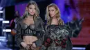 Model Elsa Hosk (kiri) dan Stella Maxwell berpose di atas catwalk saat memperagakan koleksi lingerie Victoria's Secret di Arena Mercedes-Benz di Shanghai, China, (20/11). (AP Photo / Andy Wong)