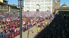Peringatan Calcio Storico atau sepak bola tradisional diselenggarakan di Florence Italia. Cikal bakal sepak bola ini dimainkan sejak abad 16 dan dipenuhi oleh adu fisik yang terkesan brutal namun sportif.