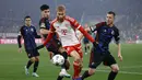 Gelandang Bayern Munchen #27 Konrad Laimer (tengah) bersaing memperebutkan bola dengan pemain FC Copenhagen pada laga matchday kelima Grup A Liga Champions di Allianz Arena, Kamis (30/12) dini hari WIB. (MICHAELA REHLE / AFP)