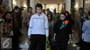 Menlu Retno Marsudi mengantar ABK dan keluarga usai acara serah terima di Gedung Pancasila, Jakarta, Jumat (13/5). Pemerintah menyerahkan ABK yang selamat kepada keluarganya. (Liputan6.com/Johan Tallo)