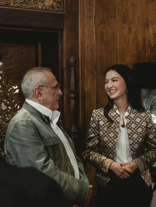 Kali ini Raline tampil memukau dengan jaket songket. Cutting tegas hadirkan pesona yang semakin menawan. [Foto: Instagram/ralineshah]