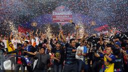 Suporter Arema Cronus berlarian merayakan kemenangan tim Singo Edan di laga final Piala Bhayangkara 2016 melawan Persib di Stadion GBK Jakarta, Minggu (3/4/2016). Arema Cronus unggul 2-0 atas Persib. (Liputan6.com/Helmi Fithriansyah)