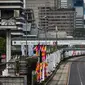 Suasana jalan protokol (Medan Merdeka Barat dan Thamrin) tampak sepi dari kendaraan bermotor, Jakarta, Rabu (22/4/2015). Sejumlah ruas jalan utama di Jakarta ditutup untuk sementara saat puncak Konferensi Asia-Afrika (KAA). (Liputan6.com/Faizal Fanani)