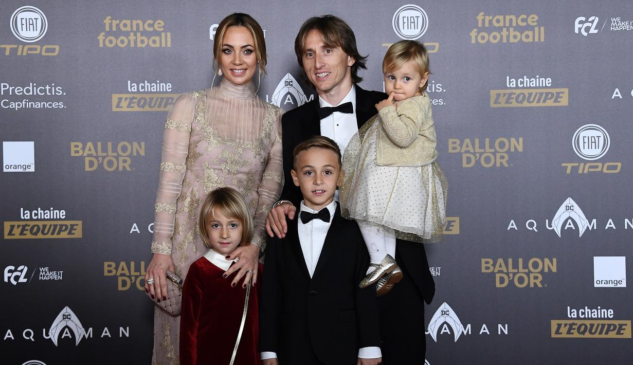 Gelandang Real Madrid asal Kroasia, Luka Modric, bersama keluarganya menghadiri malam penghargaan Ballon d'Or di Paris, Senin (3/12). Dirinya berhasil meraih gelar Ballon d'Or. (AFP/Anne-Christine Poujoulat)