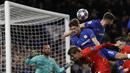 Penyerang Bayern Munchen, Thomas Muller, duel udara dengan bek Chelsea, Marcos Alonso, pada laga Liga Champions di Stadion Stamford Bridge, Selasa (25/2/2020). Chelsea takluk 0-3 dari Bayern Munchen. (AP/Frank Augstein)