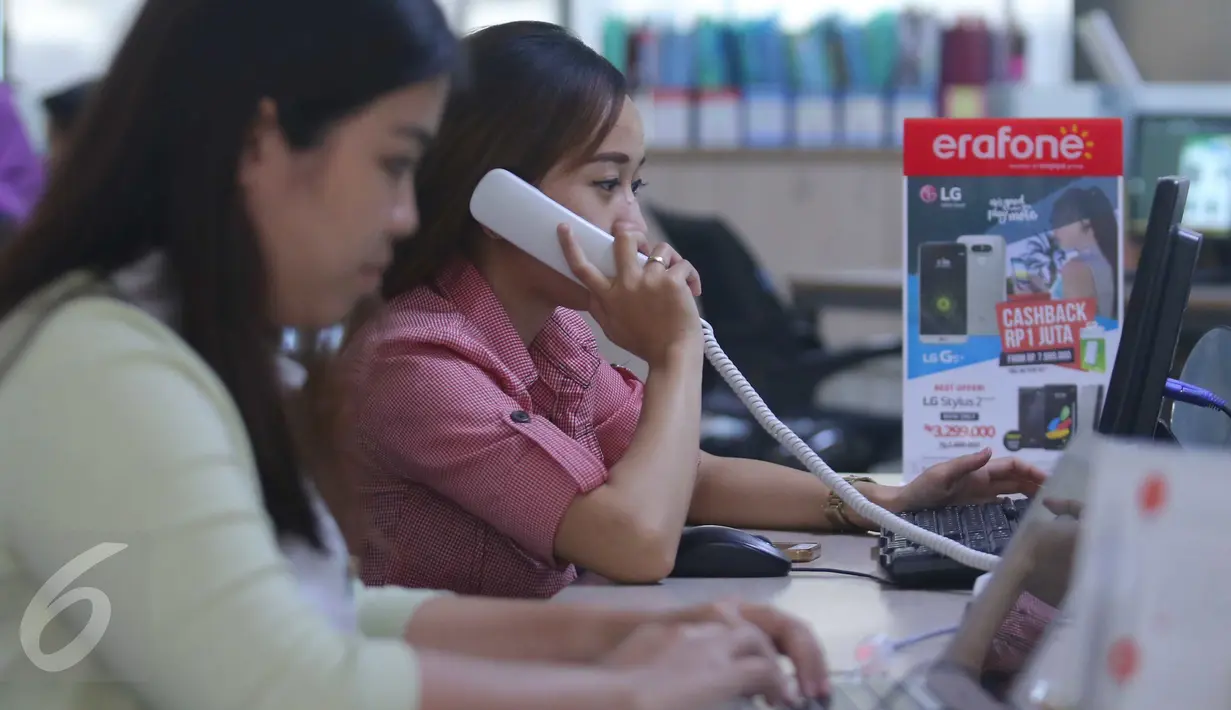 Call center melakukan pelyanan kepada konsumen di erafon, Jakarta, Rabu (31/8). Erafone.com tidak melayani transaksi melalui sosial media dan aplikasi chat namun hanya melayani pembelian melalui erafone.com. (Liputan6.com/Angga Yuniar)