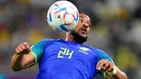 Pemain Brasil Bremer mengontrol bola saat melawan Kamerun pada pertandingan sepak bola Grup G Piala Dunia 2022 di Stadion Lusail, Lusail, Qatar, 2 Desember 2022. Kamerun menang 1-0 atas Brasil, namun tetap tak lolos ke babak selanjutnya. (AP Photo/Moises Castillo)