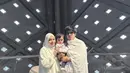 Kali ini ketiganya kompak mengenakan outfit berwarna putih. Atta terlihat menggendong Ameena yang menggemaskan, sedangkan Aurelie dengan gamis panjangnya tampak sudah tak lagi mengenakan burqa. Foto: Instagram.