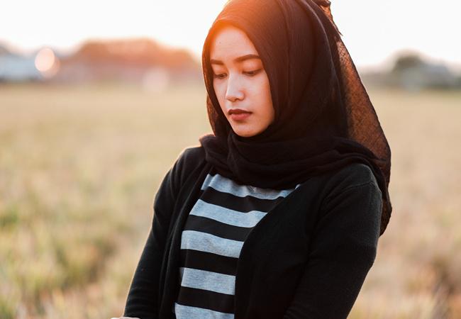 Sakit dan sedih sering kali hadir ketika kamu harus memilih antara sahabat atau cinta | Photo: Copyright Unpopulart/Chyntia Andarinie