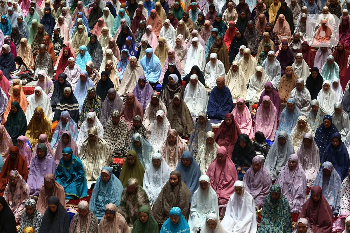 Antusiasme Umat Muslim Laksanakan Taraweh Pertama Ramadan 1445 Hijriah di Masjid Istiqlal Jakarta