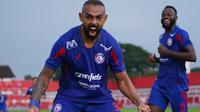 Dalberto Luan Belo berhasil mencetak gol kedua untuk Arema FC saat melawan PSBS Biak pada laga&nbsp;pekan ke-16 BRI Liga 1 2024/2025 di&nbsp;Stadion Soepriadi, Kota Blitar, Sabtu (21/12/2024) sore WIB. (Bola.com/Iwan Setiawan)