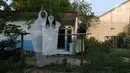 Layangan berbentuk pocong dan kuntilanak yang selesai dibuat di kawasan Gandaria, Depok, Jawa Barat, Selasa (30/06/2020). Ditengah pandemi COVID-19, anak - anak di kawasan Gandaria Depok mengisi waktu luang dengan membuat layang-layang dengan beragam bentuk. (Liputan6.com/Herman Zakharia)
