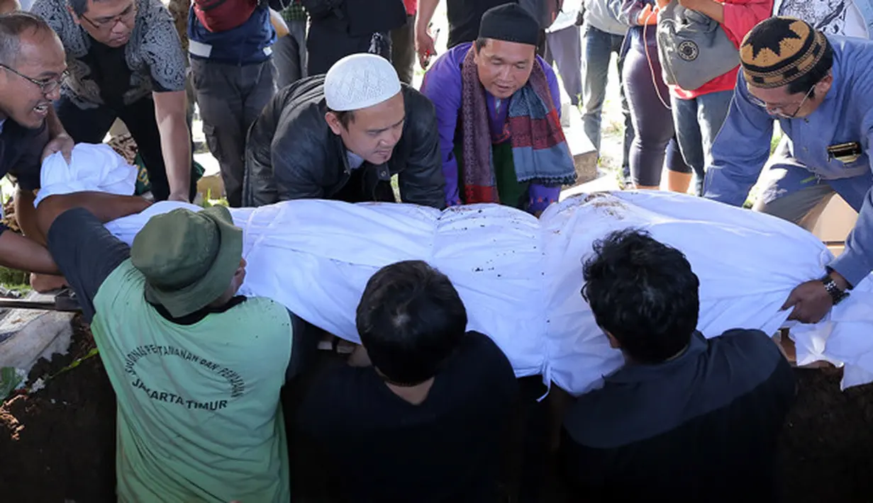 Sepanjang prosesi pemakaman, Nicky tak henti-hentinya menangis. Begitu juga saat jasad kekasihnya telah tertutup tanah. Sambil berurai air mata, ia menceritakan sosok kekasihnya lucu. (Deki Prayoga/Bintang.com)