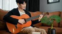 Ngabuburit ditemani petikan gitar. (BongkarnGraphic/Depositphotos)