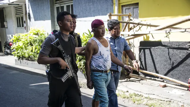 Pria Mencurigakan di Area Mapolrestabes Surabaya