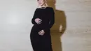 Di tengah kehamilan anak kedua, Zaskia Gotik selalu tampil anggun dan menawan. Ia tampil dengan mengenakan dress asimetris berwarna hitam serta high heels dengan hak yang tinggi. (Instagram/zaskia_gotix)