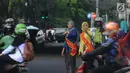 Personel Polisi Wanita (Polwan) Polres Jakarta Timur mengenakan pakaian kebaya saat mengatur arus lalu lintas di Jalan Otista Raya, Jatinegara, Jumat (20/4). Kegiatan tersebut dilakukan dalam rangka memperingati Hari Kartini. (Merdeka.com/Imam Buhori)