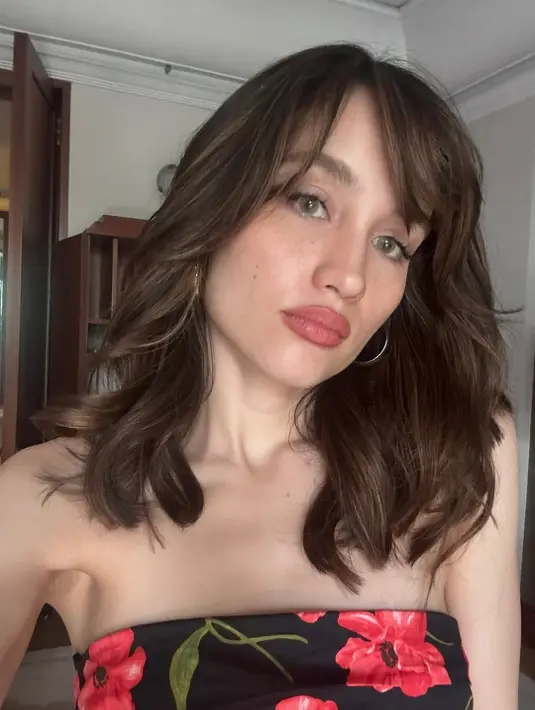 Dengan gaya rambut yang serupa, Cinta Laura perlihatkan wajah cantik yang kian matang berpipi tirus [@claurakiehl]