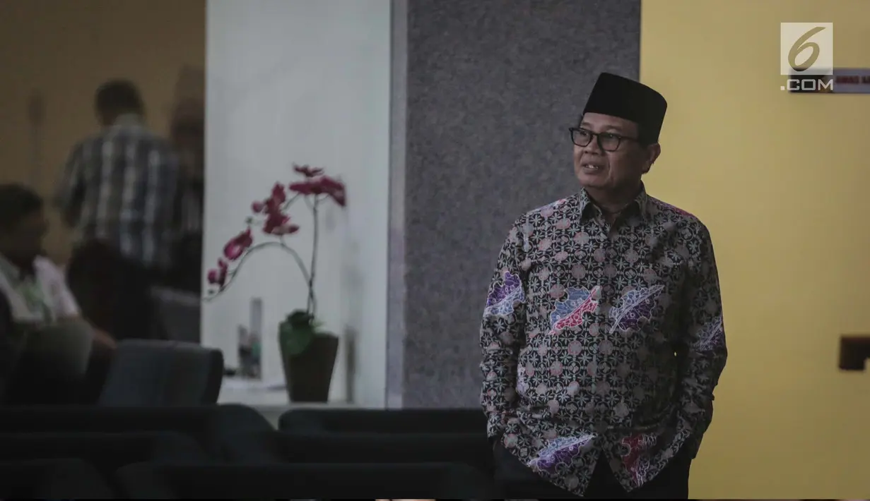 Wakil Gubernur Jambi Fachrori Umar bersiap menjalani pemeriksaan di gedung KPK, Jakarta, Kamis (4/1). Fachrori diperiksa sebagai saksi kasus suap terkait pengesahan RAPBD Provinsi Jambi tahun 2018. (Liputan6.com/Faizal Fanani)