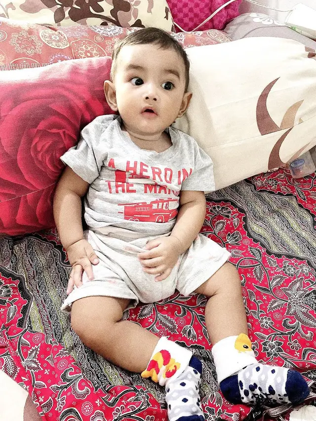 Semakin Menggemaskan, Ini 6 Potret Abqari Al Tariq Zia Anak Raya Kitty