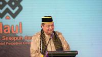 Menteri Koordinator Bidang Perekonomian Airlangga Hartarto menyampaikan sambutan dalam Haul Almarhumin Sesepuh dan Warga Pondok Buntet Pesantren 2022 di Cirebon, Jawa Barat, Sabtu (6/8/2022).