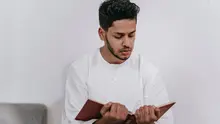 Ilustrasi Islami, muslim, membaca buku, belajar hadis. (Foto oleh Michael Burrows: https://www.pexels.com/id-id/foto/pria-orang-tangan-relaksasi-7129612/)