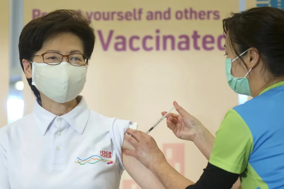 Pimpinan Eksekutif Hong Kong Carrie Lam (kiri), menerima suntikan vaksin COVID-19 di Community Vaccination Centre di Hong Kong pada Senin (22/2/2021). (Photo credit: AP Photo/Vincent Yu)