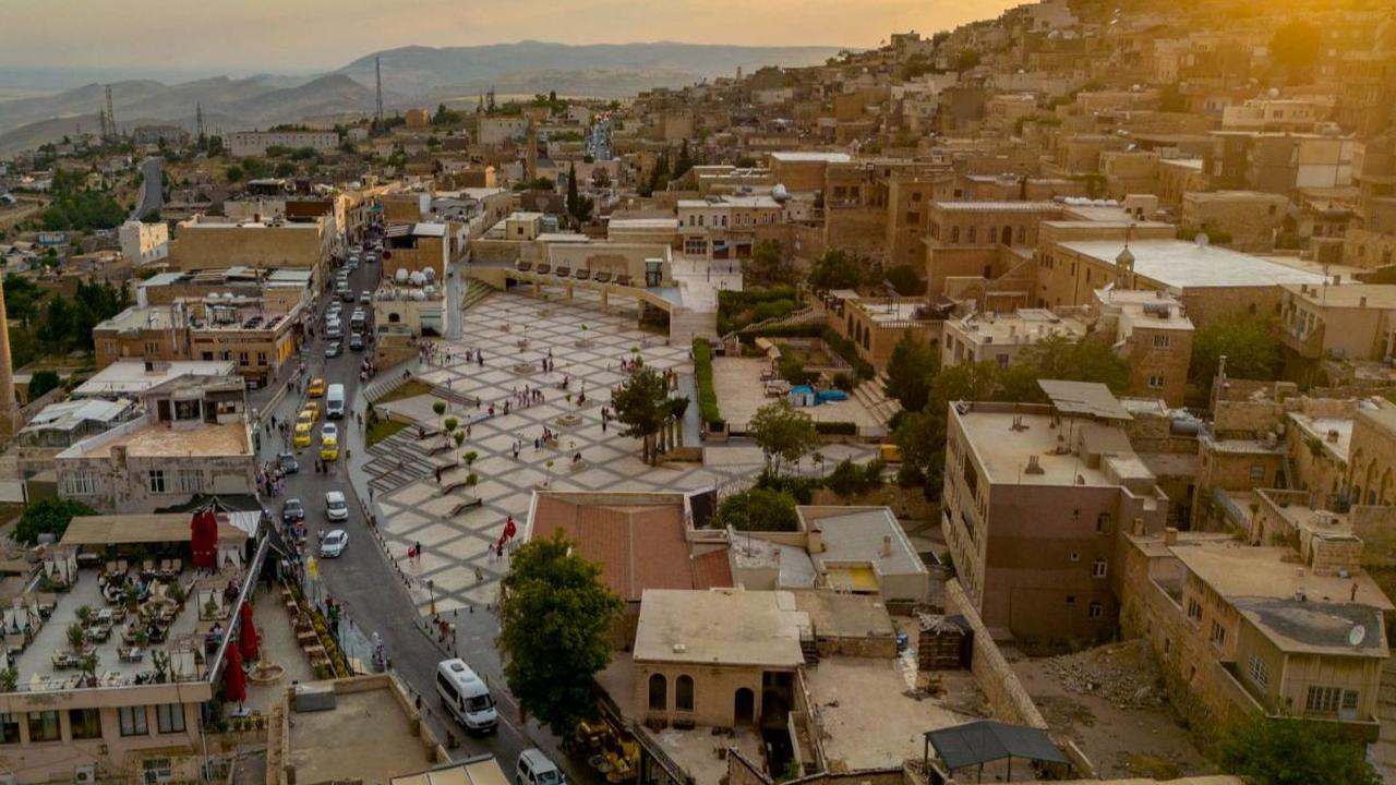 Foto udara memperlihatkan pemandangan Kota Tua Midyat di Provinsi Mardin, Turki, pada 1 Juli 2024. Di bawah Kota Tua Midyat, terdapat kota bawah tanah yang ditemukan 'hampir secara tak sengaja' oleh para arkeolog setelah penggalian ruang bawah tanah sebua