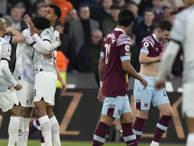 Para pemain Liverpool merayakan gol yang dicetak oleh Cody Gakpo ke gawang West Ham United pada pekan ke-33 Liga Inggris 2022/2023 di Stadion London, Kamis (27/4/2023). The Reds sukses meraup poin penuh di markas West Ham. (AP Photo/Alastair Grant)