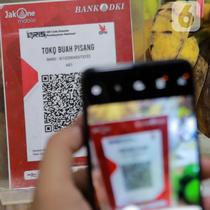 QRIS adalah standar kode QR (Quick Response) yang digunakan di Indonesia untuk menghubungkan dompet digital dan metode pembayaran non-tunai dengan berbagai pihak, termasuk bank dan pedagang. (Liputan6.com/Johan Tallo)