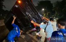 Warga Kapuk Mendesak Penambahan Lampu Jalan Setelah Minibus Terperosok Parit