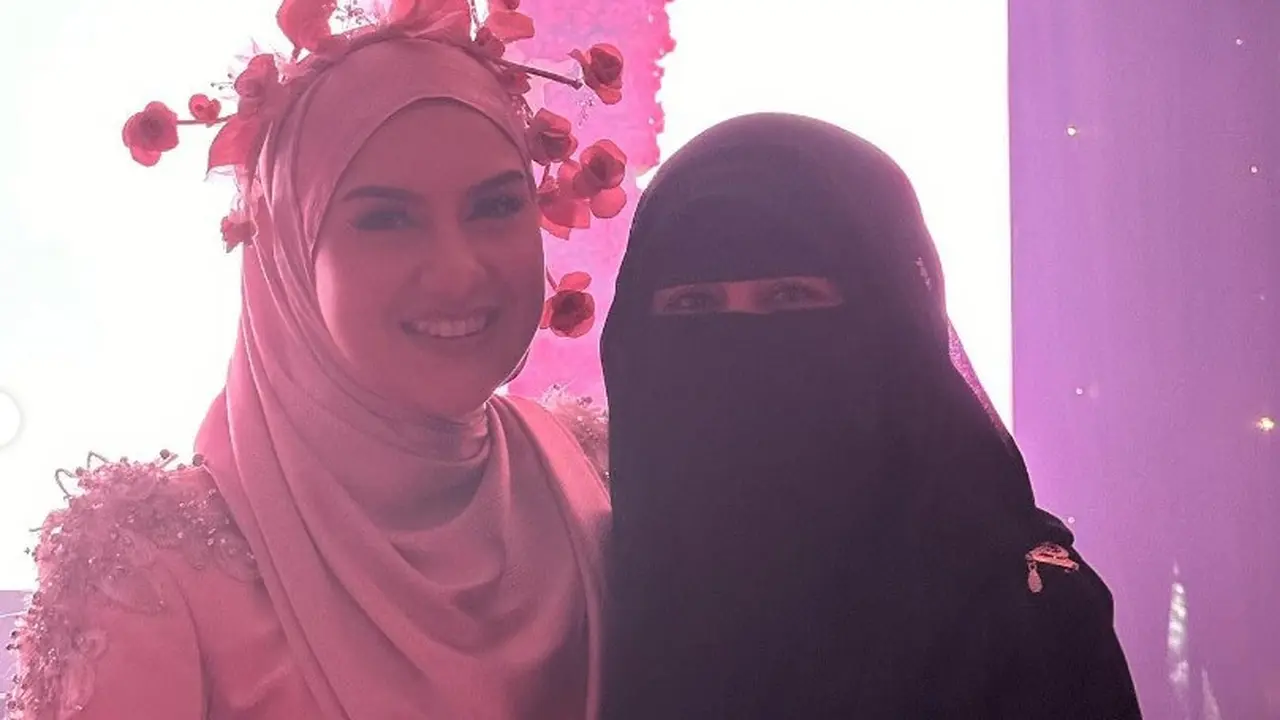 Potret Umi Pipik dan Irish Bella (Sumber: Instagram/_ummi_pipik_)