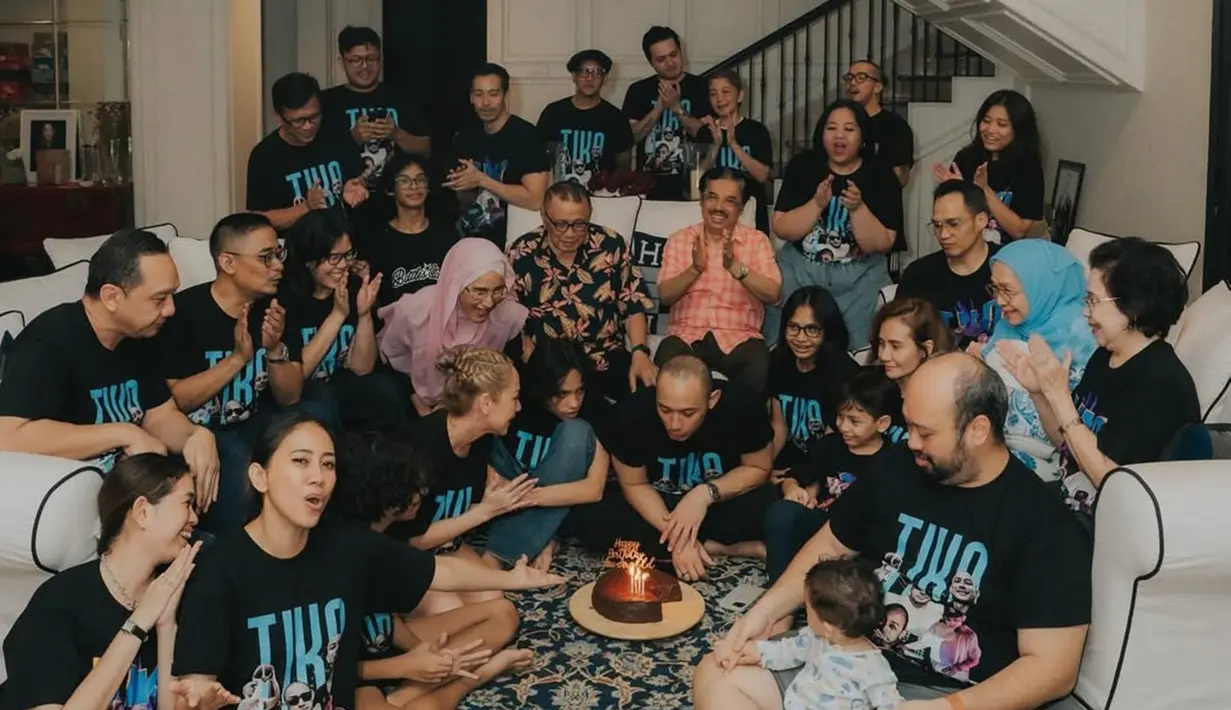 Momen ketika Tiko tiup lilin ulang tahun diiringi oleh lagu ulang tahun dan tepuk tangan. Keluarga dan kerabat Tiko yang hadir ke perayaan ulang tahun Tiko ini selaras mengenakan baju kaus dengan gambar dan tulisan nama Tiko. Terlihat mertua, adik ipar dan juga keponakan Tiko Aryawardhana turut hadir untuk meriahkan ulang tahunnya yang ke-44 tahun ini. (Liputan6.com/IG/@itsmebcl)