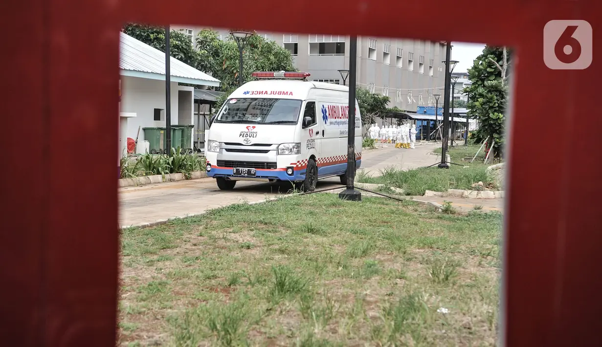 Ambulans terparkir usai mengantarkan pasien positif Covid-19 di Rumah Sakit Darurat (RSD) Wisma Atlet, Kemayoran, Jakarta, Senin (23/11/2020). Total kasus konfirmasi COVID-19 di Indonesia hari ini mencapai angka 502.110 usai penambahan harian sebanyak 4.442. (merdeka.com/Iqbal S Nugroho)