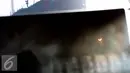 Warga mengunakan film bekas ronsen melihat proses Gerhana Matahari Total (GMT) 2016 di halaman Taman Ismail Marzuki (TIM), Jakarta, Rabu (9/3). Fenomena alam ini terjadi setiap 350 tahun. (Liputan6.com/Fery Pradolo)