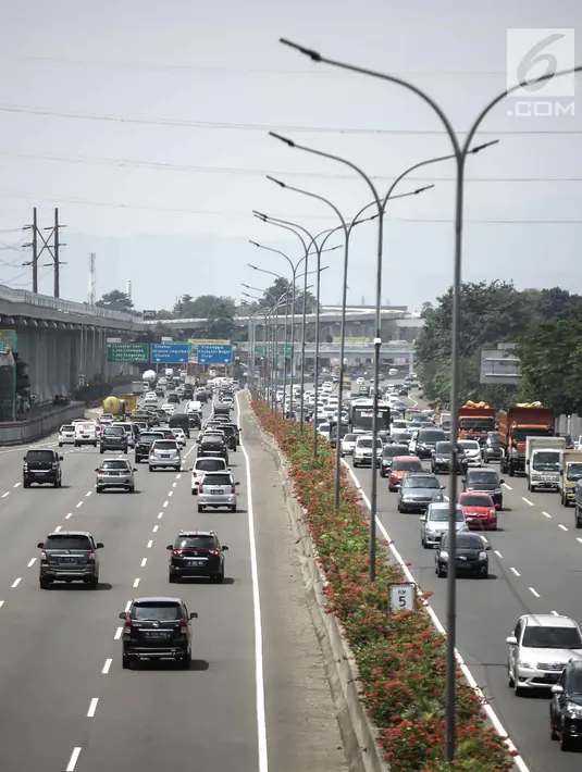 Suasana saat kendaraan roda empat melintas di Tol Jagorawi, Jakarta, Jumat (6/4). Pemerintah akan memberlakukan aturan ganjil genap di ruas Tol Jagorawi dan Tol Jakarta-Tangerang. (Liputan6.com/Faizal Fanani)