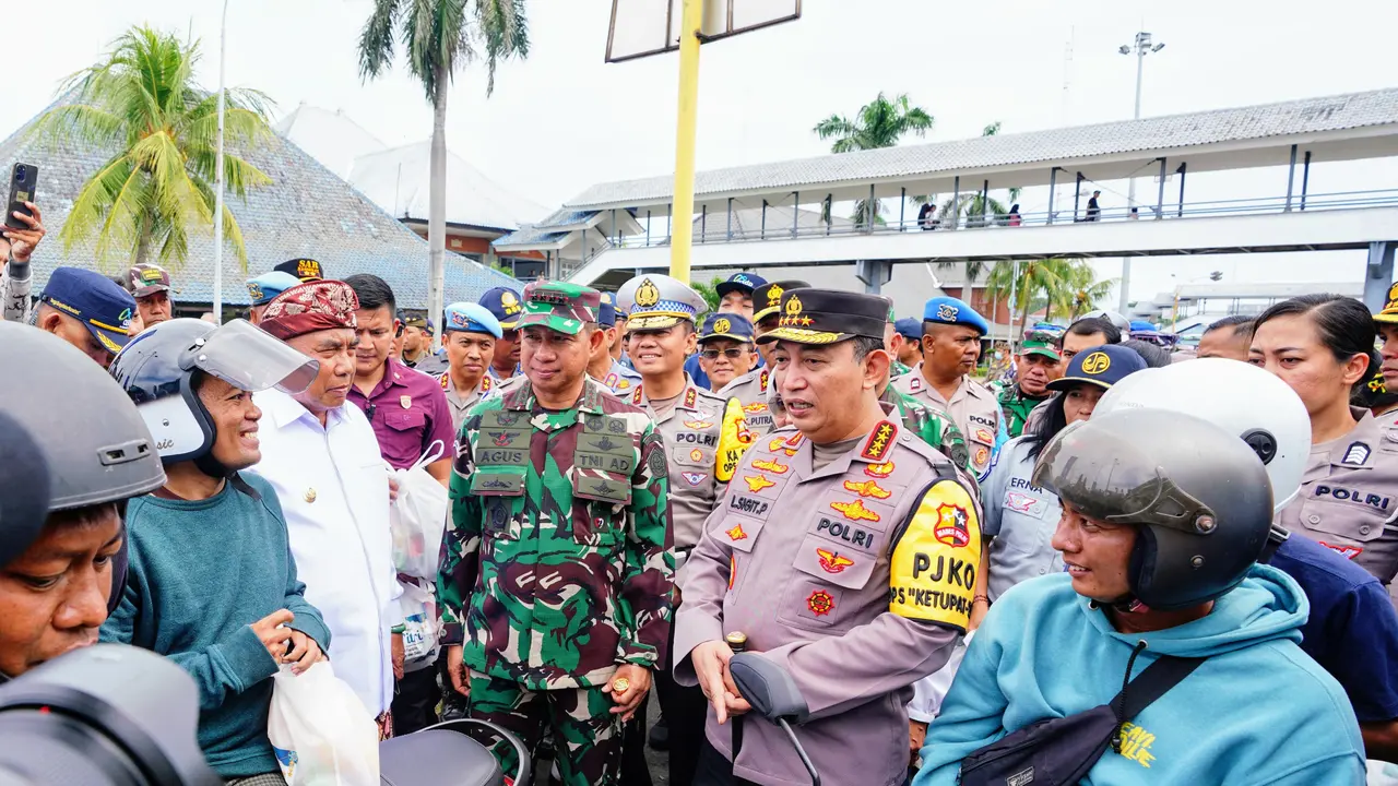 Kapolri Jenderal Listyo Sigit Prabowo saat meninjau Pelabuhan Gilimanuk-Ketapang, Bali, Kamis (4/4/2024).