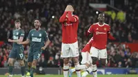 Manchester United memperoleh hadiah penalti pada menit ke-19 usai Paul Pogba dilanggar Anfernee Dijksteel di dalam kotak penalti. Sayang, eksekusi yang diambil Cristiano Ronaldo melebar di kanan gawang Joe Lumley. (AP/Jon Super)