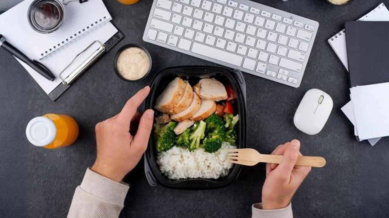 Pekerja kantoran yang membawa bekal makan siang dari rumah