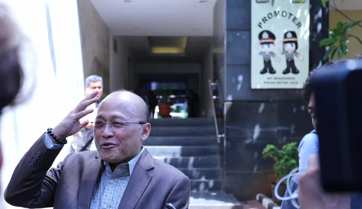 Lelaki yang dikenal sebagai motivator, Mario Teguh memenuhi undangan didampingi oleh kuasa hukumnya. Usai menjalani gelar perkara, Mario enggan banyak bicara agar kasusnya tak berlarut-larut. (Adrian Putra/Bintang.com)