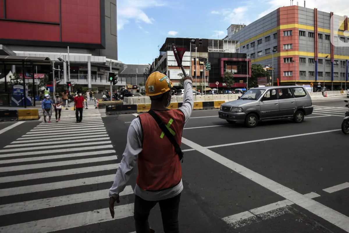FOTO: Pelican Crossing untuk Penumpang Transjakarta dan Warga di Halte Glodok Baru