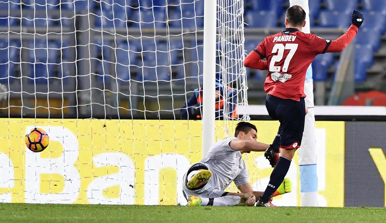 Pemain Genoa, Goran Pandev saat mengelabui kiper Lazio dan membobol gawang lawan pada babak 16 besar Coppa Italia  di Olimpico stadium, Rome, (18/1/2017). Lazio menang 4-2. (Ettore Ferrari/ANSA via AP)