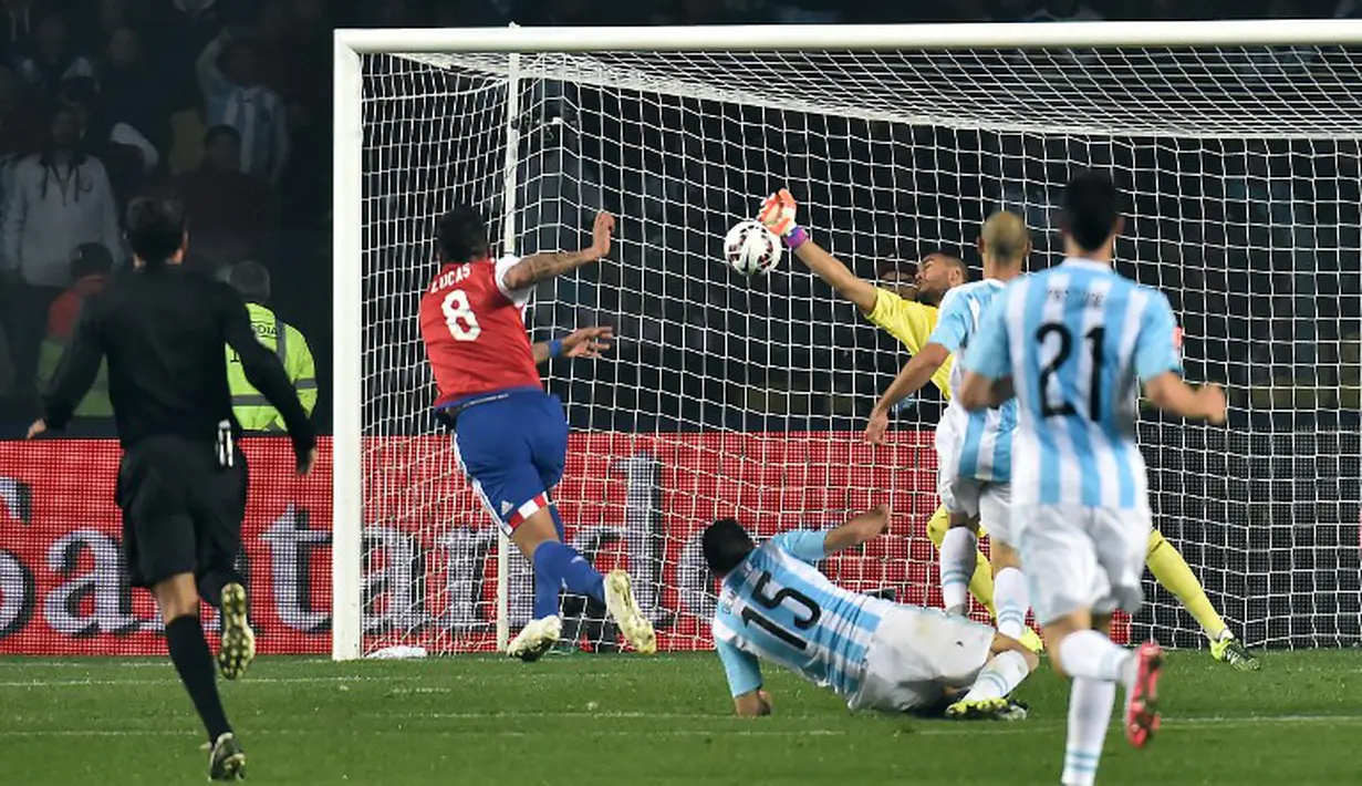 Lucas Barrios sempat memperkecil kedudukan. (AFP PHOTO /NELSON ALMEIDA)