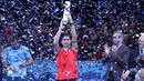 David Ferrer mengangkat trofi juara Erste Bank Open 2015 di Stadthalle Arena, Wina, Austria, Minggu, (25/10/2015) malam WIB. (Bola.com/Reza Khomaini)