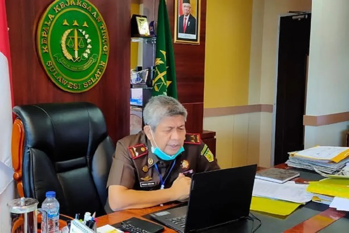 Kajati Sulsel, Firdaus Dewilmar menegaskan jika pihaknya tak akan berhenti mengusut dugaan korupsi pengelolaan anggaran di lingkup PDAM Makassar (Liputan6.com/ Eka Hakim)