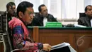 Udar Pristono saat menjalani sidang pembacaan  eksepsi Pengadilan Tipikor, Jakarta, Senin (20/4/2015).  Dalam pembelaannya, Udar menilai ada kejanggalan dalam tuduhan jaksa. (Liputan6.com/Yoppy Renato)