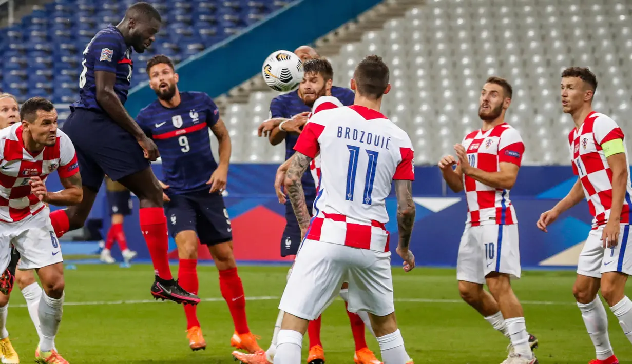Bek timnas Prancis, Dayot Upamecano mencetak gol ke gawang timnas Swedia dalam laga lanjutan UEFA Nations League Liga 1 Grup C di Saint-Denis, Rabu (9/9/2020) dini hari WIB. Sempat tertinggal duluan, Timnas Prancis menang dengan skor 4-2 atas Kroasia. (AP Photo/Francois Mori)