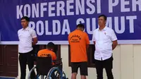 Tersangka pembakaran rumah wartawan di Karo dihadirkan dalam Konferensi Pers yag dipimpin Kapolda Sumut, Komjen Pol Agung Setya Imam Effendi, di Mapolres Karo, Senin (8/6/2024)