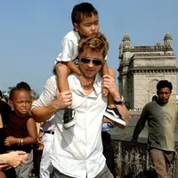 Brad Pitt sempat mengalami depresi lantaran tak bisa bertemu dengan buah hatinya, kini tampaknya sedikit lega. Pihak DCFS menyatakan Pitt bersih atas tuduhan melakukan kekerasan terhadap anak. (AFP/Bintang.com)